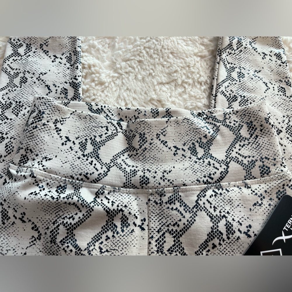 NWT Zenana Fleece Lined Snake Print Leggings S/M - Picture 4 of 10